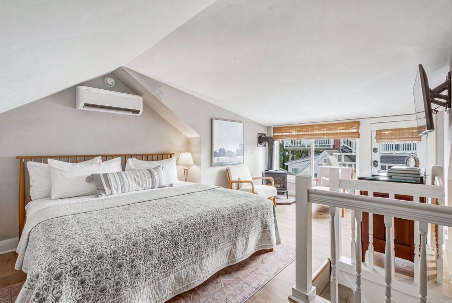 The loft king and its window wall