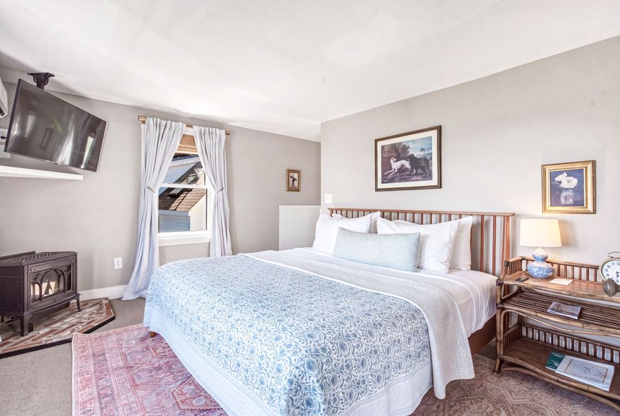 King bed and the stove
