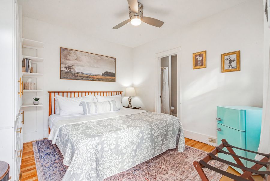Queen bed in Room 16